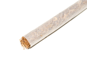 cigarette roulée sur fond blanc