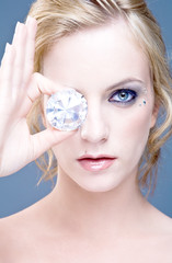 portrait beaute de jeune femme avec diamant
