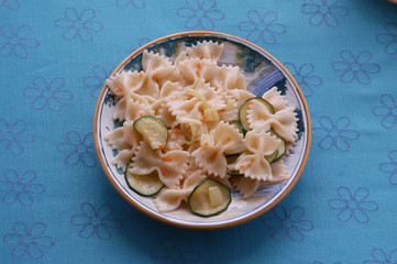 Farfalle con le zucchine e carote