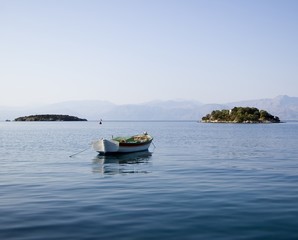 barca tra due isole