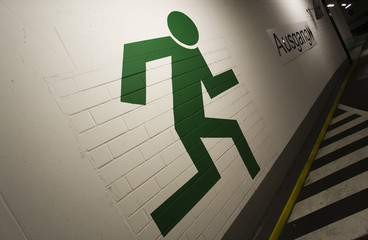 indication of the way to the emergency exit in a parking garage