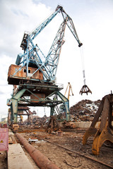 Industrial grabber the crane loads scrap metal