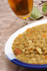 ein teller erbseneintopf