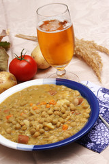 ein teller erbseneintopf