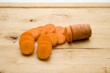 Karotte auf Schneidebrett