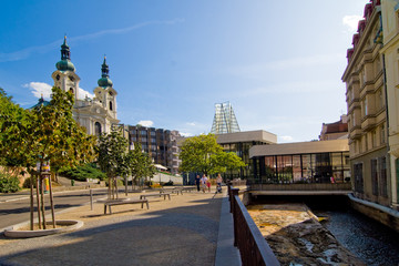 Sprudelkolonnade und Marien Magdalenkirche in Karlsbad