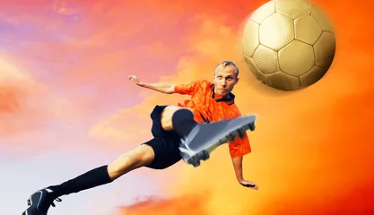 Poster Schieten van voetballer aan de hemel met wolken © Andrii IURLOV