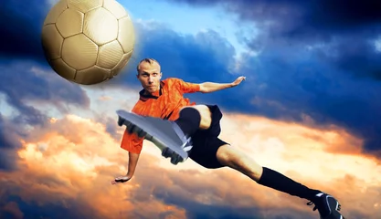Gordijnen Schieten van voetballer aan de hemel met wolken © Andrii IURLOV