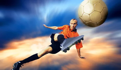 Foto op Canvas Schieten van voetballer aan de hemel met wolken © Andrii IURLOV