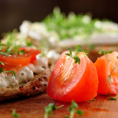 frischer vollkornsnack mit tomaten
