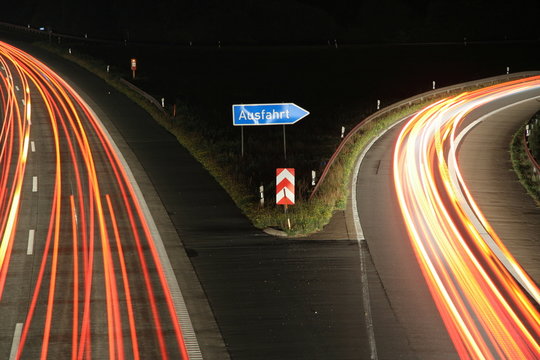 Autobahn-Ausfahrt bei Nacht 