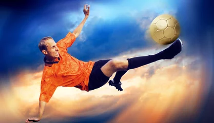 Rolgordijnen Schieten van voetballer aan de hemel met wolken © Andrii IURLOV