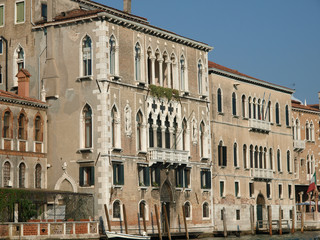 Fototapeta na wymiar Typowe weneckie sceny z domów i okien Wenecja Włochy