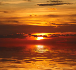 Fototapeta na wymiar Sunset over water.
