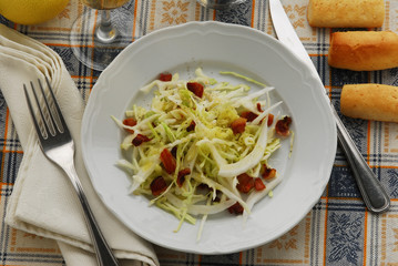 Cavolo cappuccio bianco con pancetta in insalata