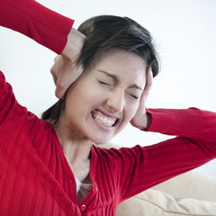 jeune femme souffrance bruit