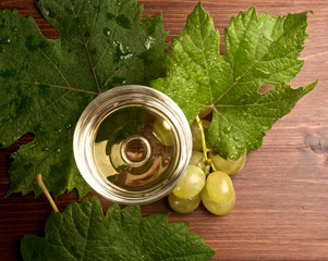 uva con bicchiere di vino