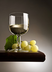 uva con bicchiere di vino