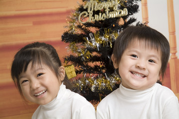 クリスマスツリーの前で