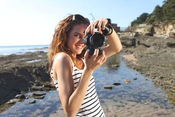 jeune femme et photos de vacances