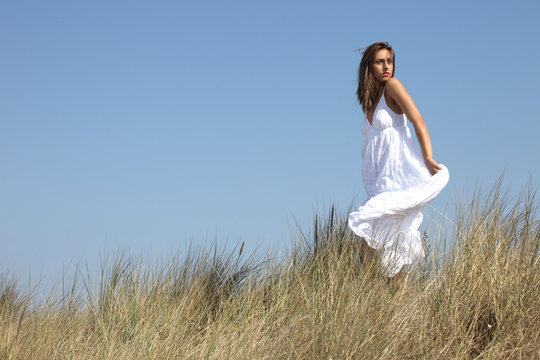 jeune feme en robe blanche
