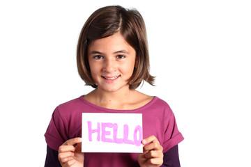 bambina mostra cartolina con scritta "hello"