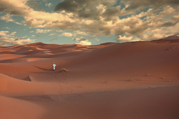 Fototapeta na wymiar Człowiek sam na pustyni