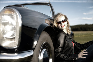 Fototapeta na wymiar Dziewczyna i klasyczny samochód