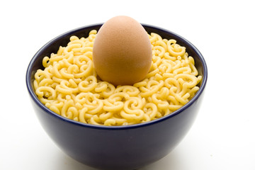 Ei in Nudeln