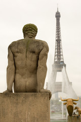 Fototapeta na wymiar Misty dni w Paryżu. Posąg człowieka na Trocadero