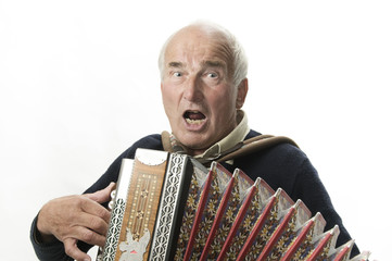 Laut singender Seniorenmusiker Portrait