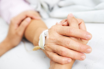 Obraz na płótnie Canvas Córka trzyma rękę matki w szpitalu
