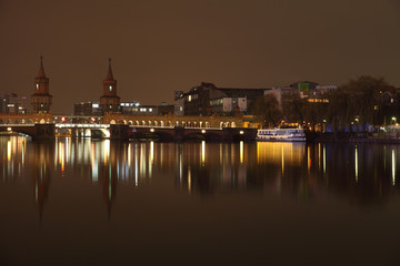 Fototapeta na wymiar Górna mostu drzewa w Berlinie