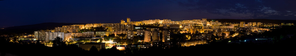 Fototapeta na wymiar noc panorama miasta - Bratysława