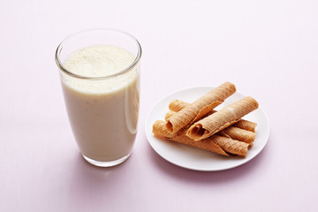 milk shake and wafers