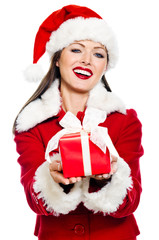 Frau im Weihnachtskostüm überreicht ein Geschenk