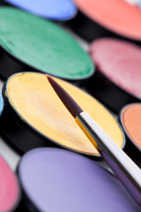 Pinsel liegt auf Farbkasten