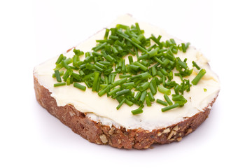 Ganzes Butterbrot mit Schnittlauch von oben