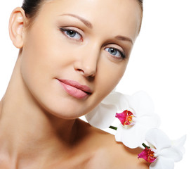 Naklejka premium Beauty adult female face with flowers