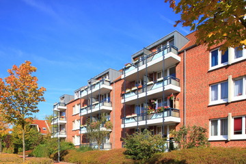 Wohnhaus Mehrfamilienhaus Balkone, Fassade,blauer Himmel