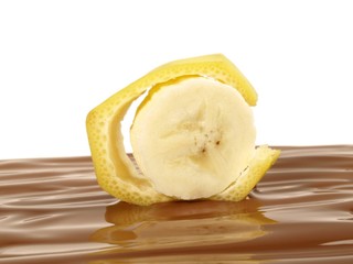 Banane auf flüssiger Schokolade