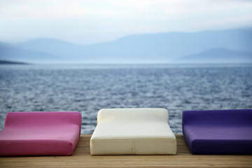 Fototapeta na wymiar Obraz z poduszkami na plaży