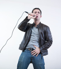 homme chantant micro
