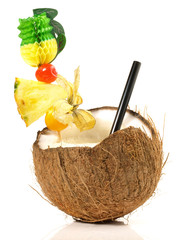 Cocktail in der Kokosnuss