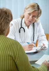 doctor explaining diagnosis to his female patient