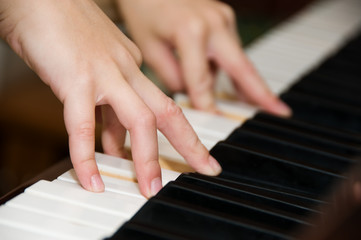 Obraz premium hands on keys of a piano