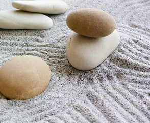 galets zen sur sable fin