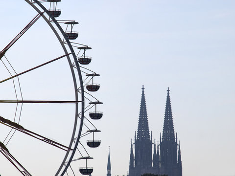 Regensburg Dom mit Riesenrad