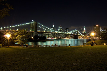 Fototapeta premium Brooklyn Bridge and Manhattan at night, New York