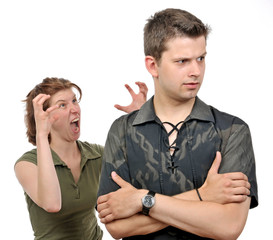 Freigestelltes Portrait eines jungen streitenden Paares